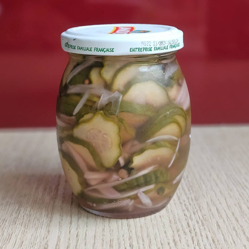 bocal de mini cocombres marinés