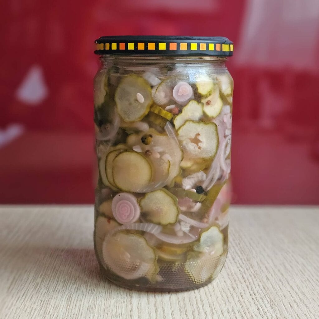 Bocal de concombres marinés