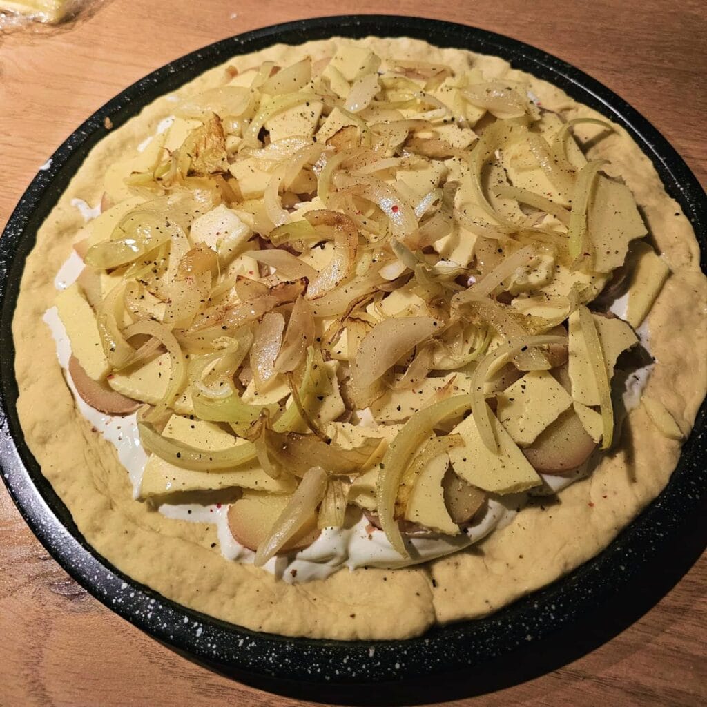 Pizza au fromage raclette avant cuisson