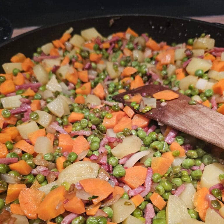 Poêlée de petits pois à la française avec des lardons