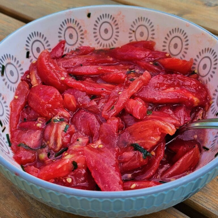 Salade de tomates avec de la ciboulette
